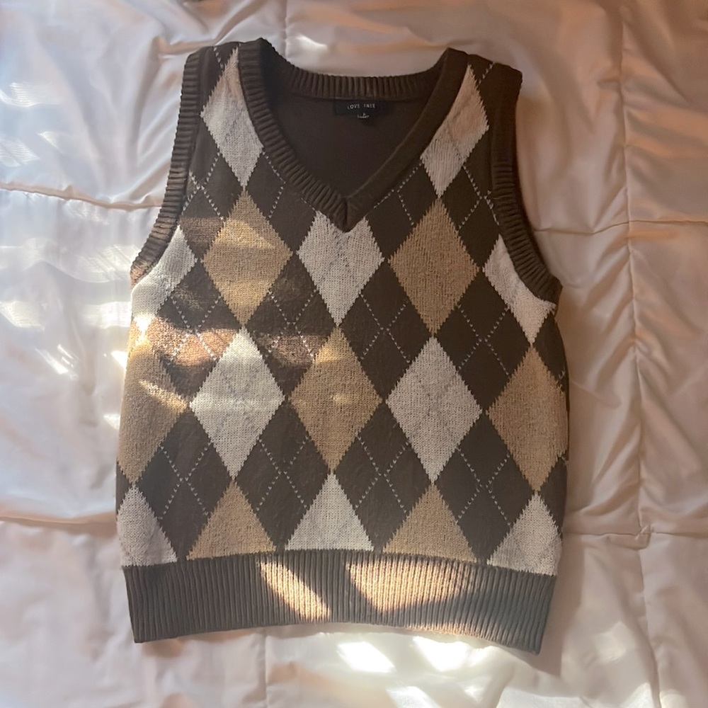 Brown sweater vest 🤎🎧